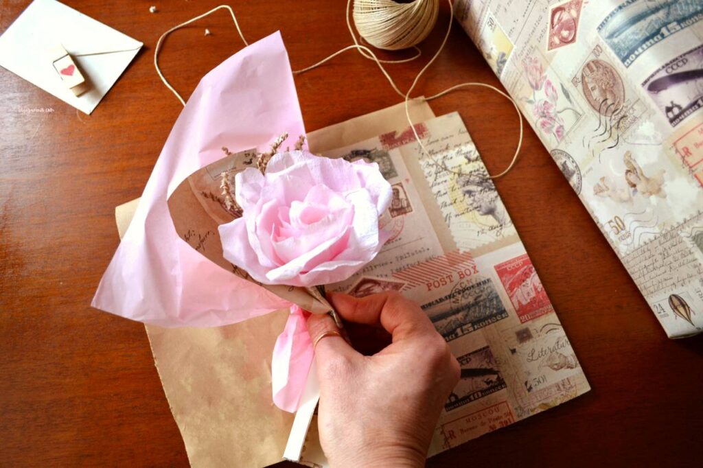 confezionare un regalo personalizzato con un bouquet