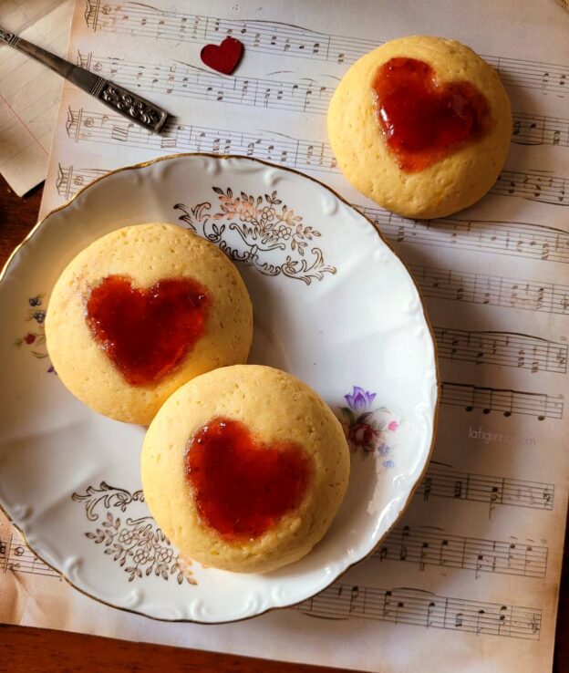 Biscotti di frolla all’olio con un cuore dolce