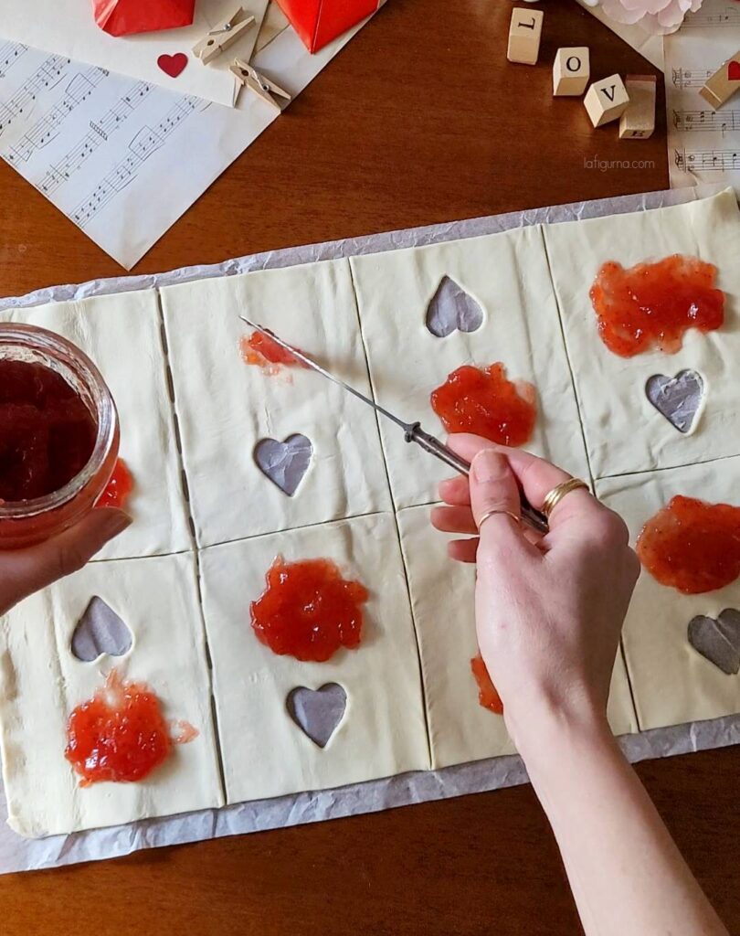 Dolci di pasta sfoglia per San Valentino procedimento