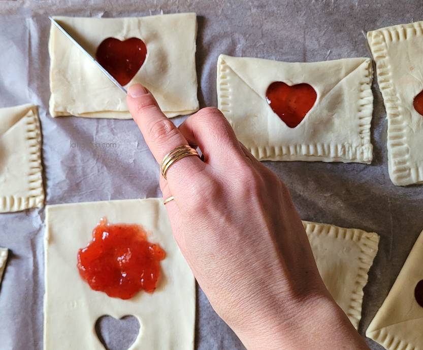 Dolci di pasta sfoglia per San Valentino con marmellata