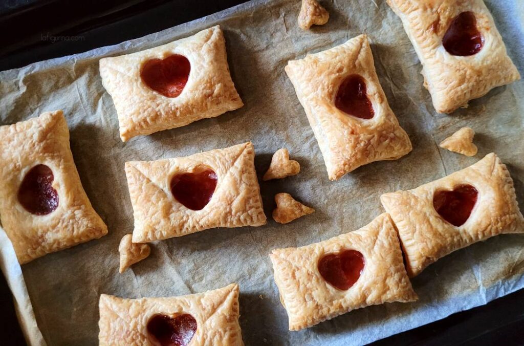 Dolci di pasta sfoglia per San Valentino fatti in casa